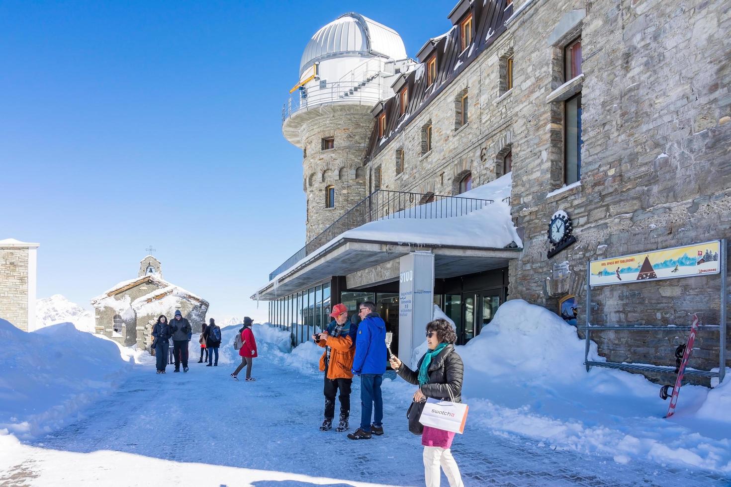 människor vid observatoriet på Gornergrat-toppmötet, 2018 foto