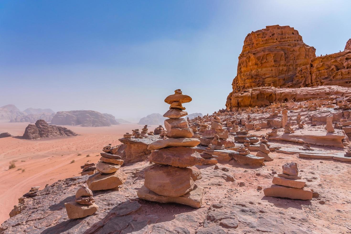 röda berg av wadi rumöknen i Jordanien foto