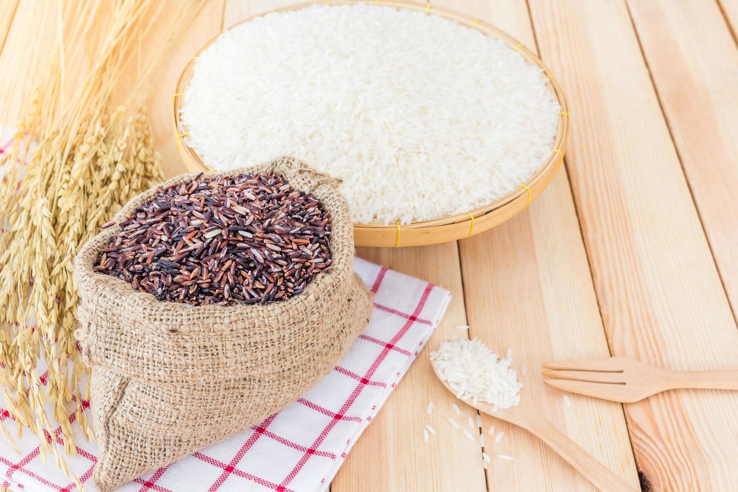 thai jasminvitt ris och riceberry ris foto