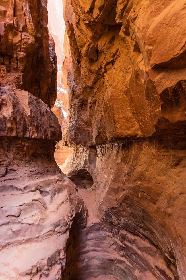 eroderad klippa av Khazali-kanjonen, Wadi Rum, Jordanien foto
