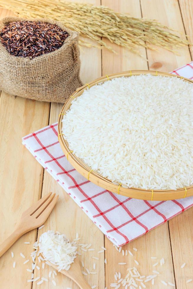 thai jasmin vitt ris och riceberry ris foto