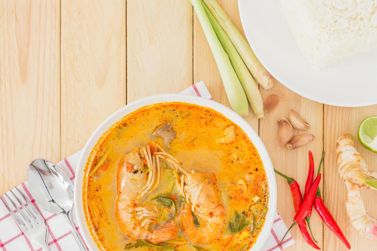 Tom Yam Kong soppa, typisk i Thailand foto