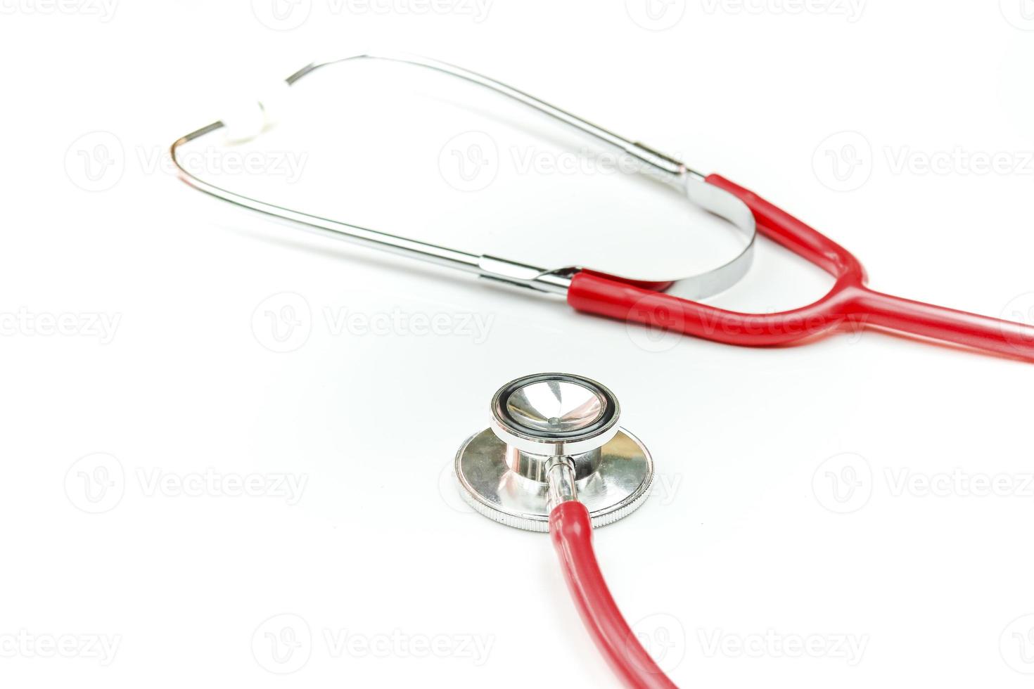 rött stetoskop isolerad på vit bakgrund foto