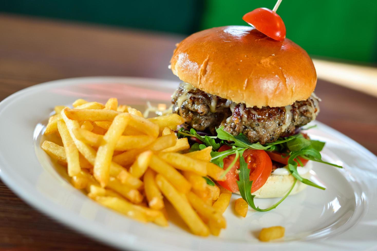 hamburgare och pommes frites foto