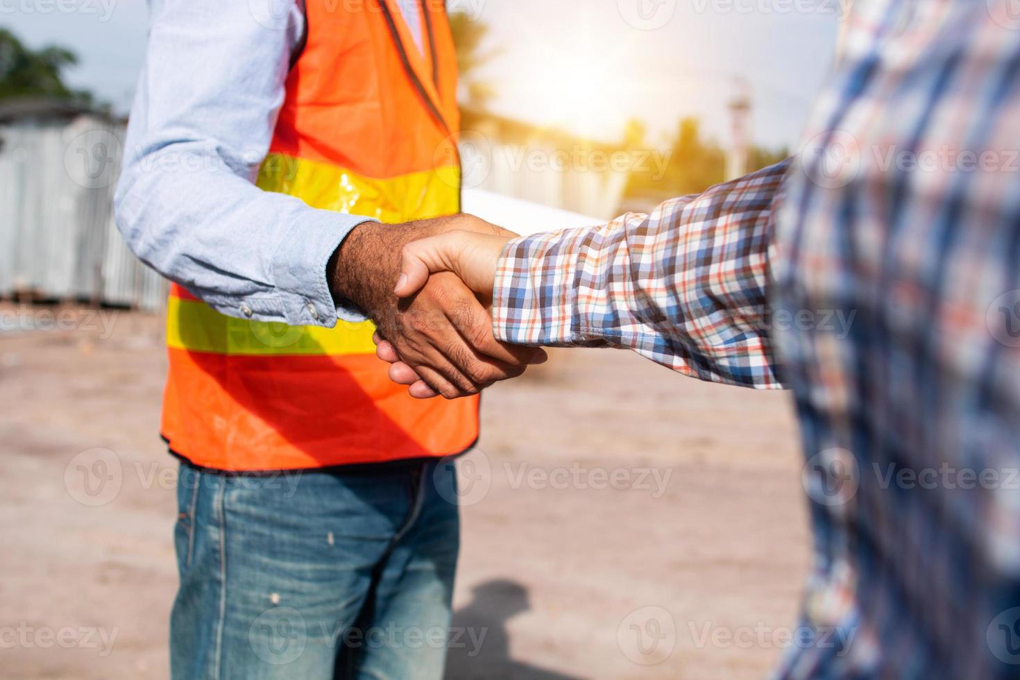 byggnadsarbetare skakar hand foto