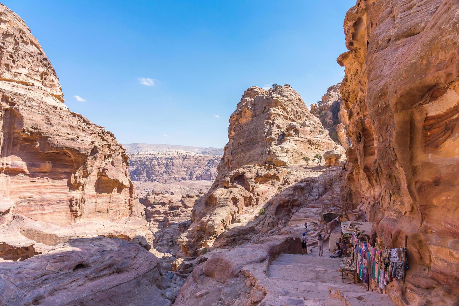 turister som går från petra till kloster i Jordanien, 2018 foto