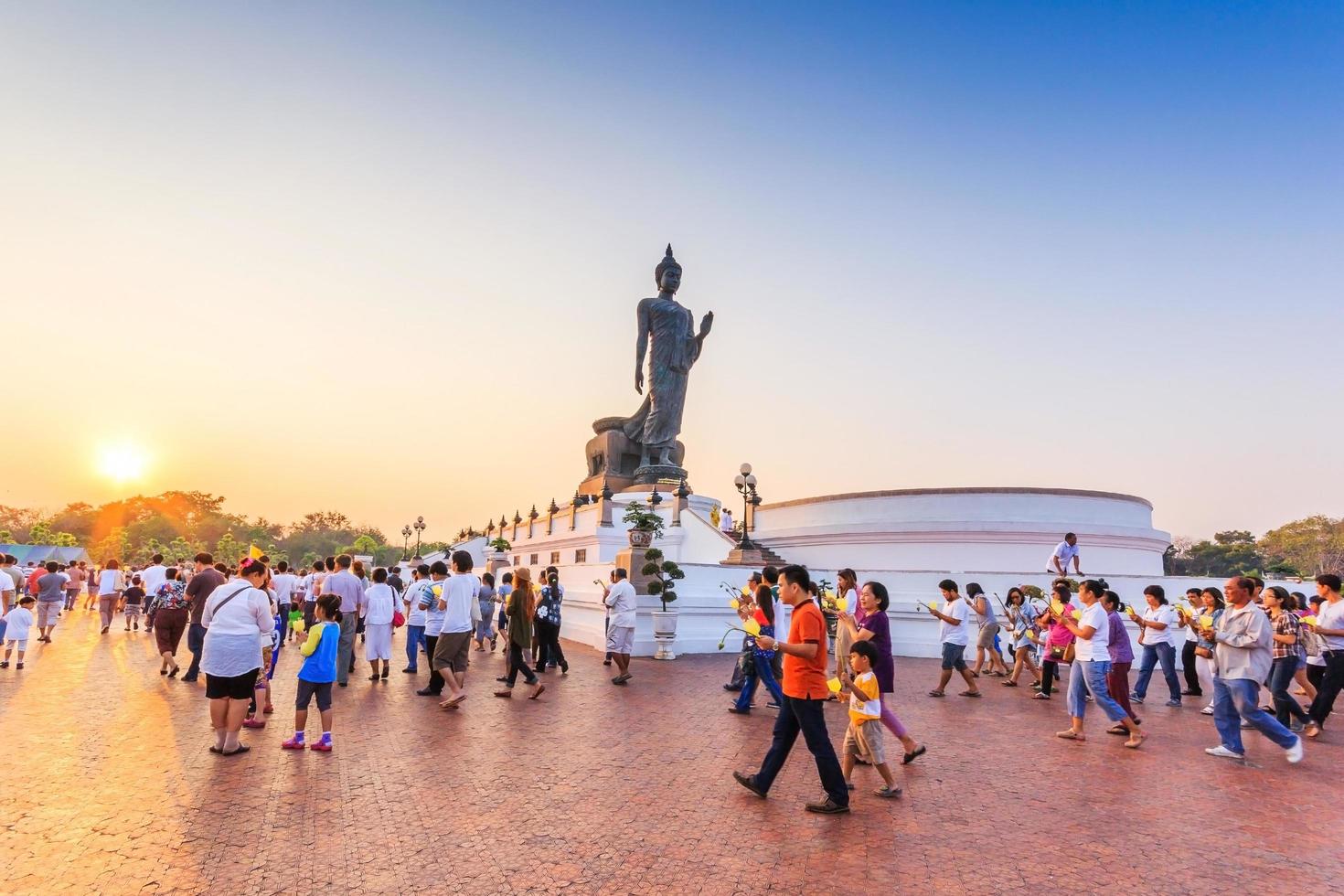 människor på Buddhastatyn, Phutthamonthol, Thailand, 2014 foto