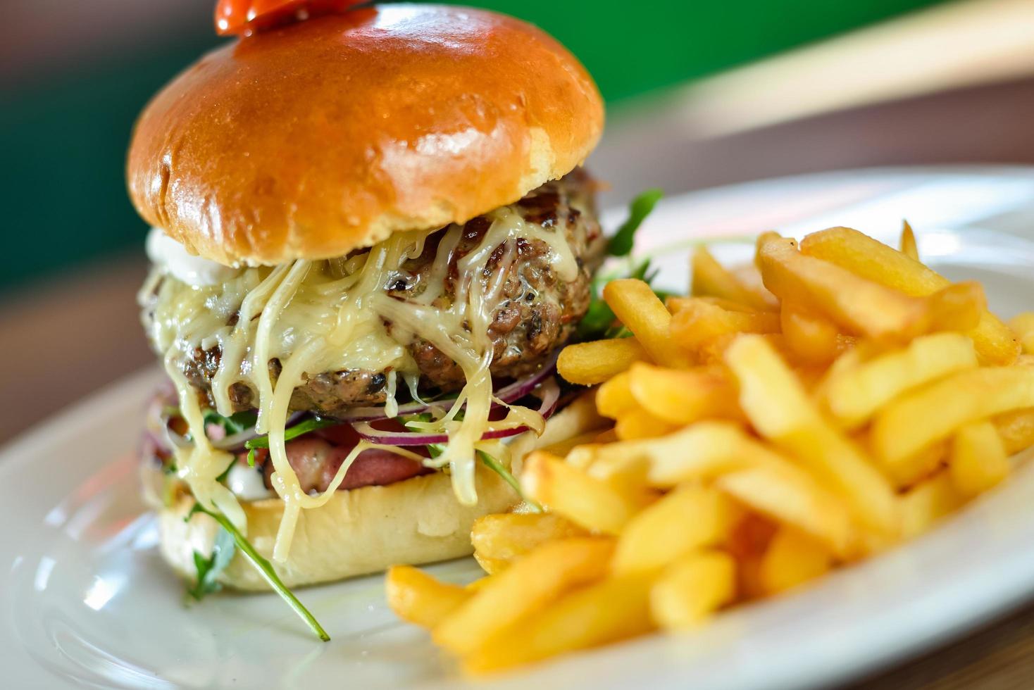 hamburgare med pommes frites på en tallrik foto