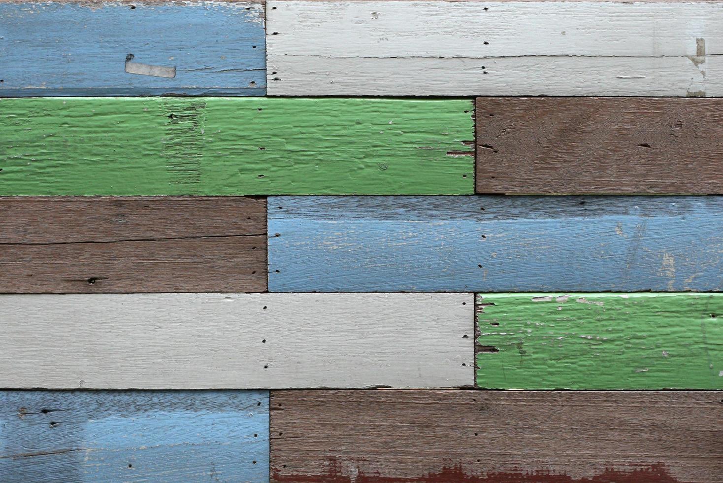 mångfärgad träplankabakgrund foto