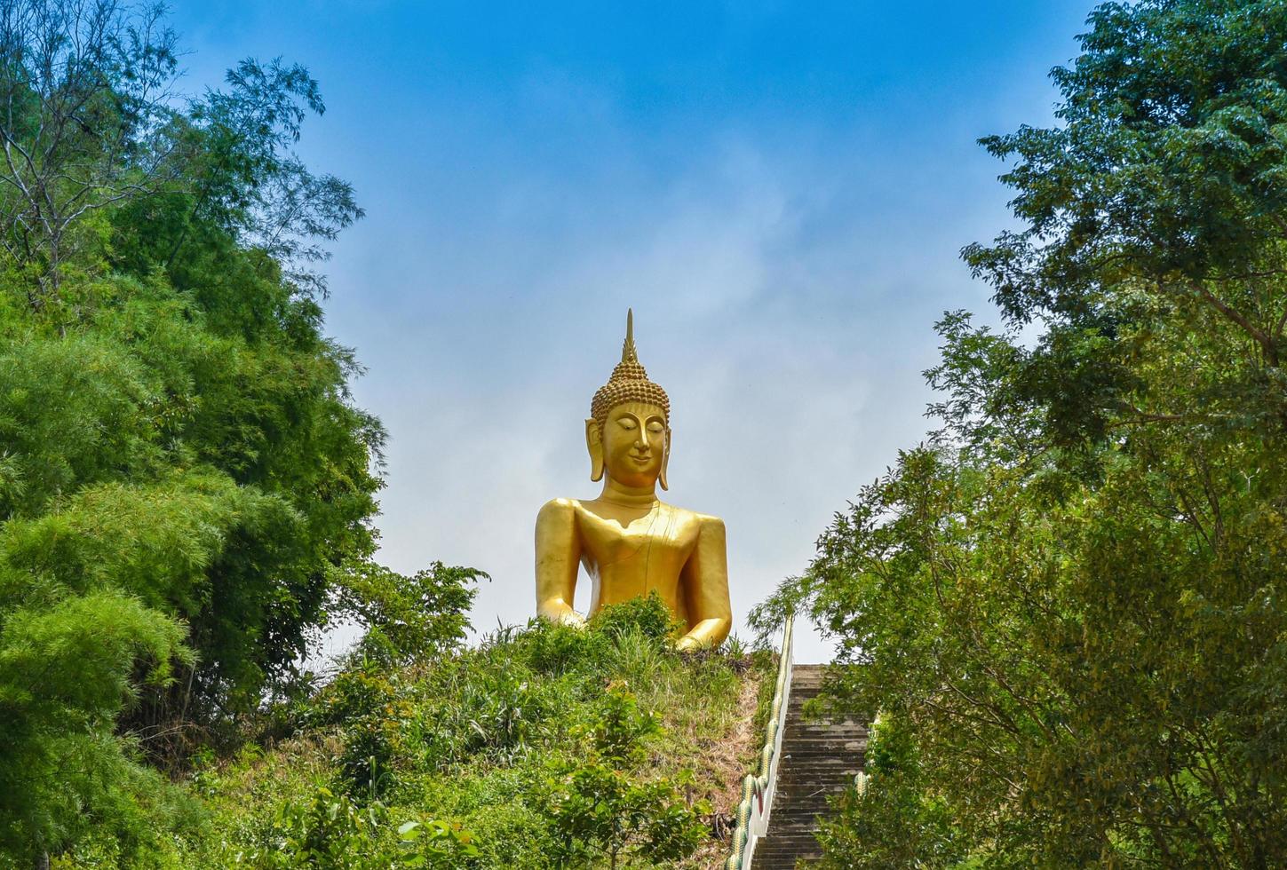 de stor gyllene buddha staty på kulle i de tempel på berg thailand - religion buddhism foto
