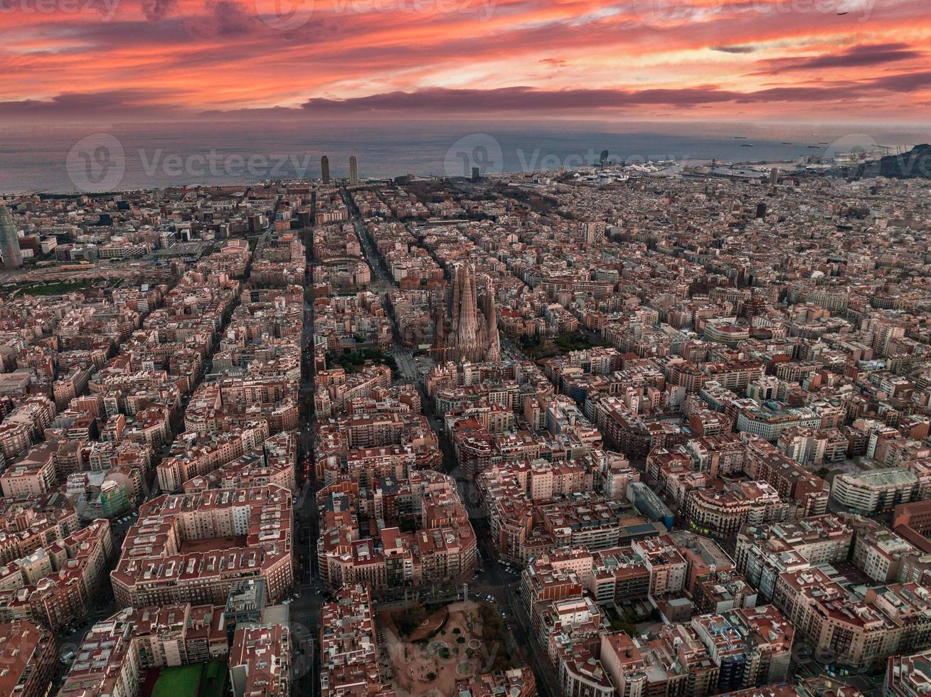 antenn se av barcelona stad horisont och sagrada familia katedral på solnedgång. foto