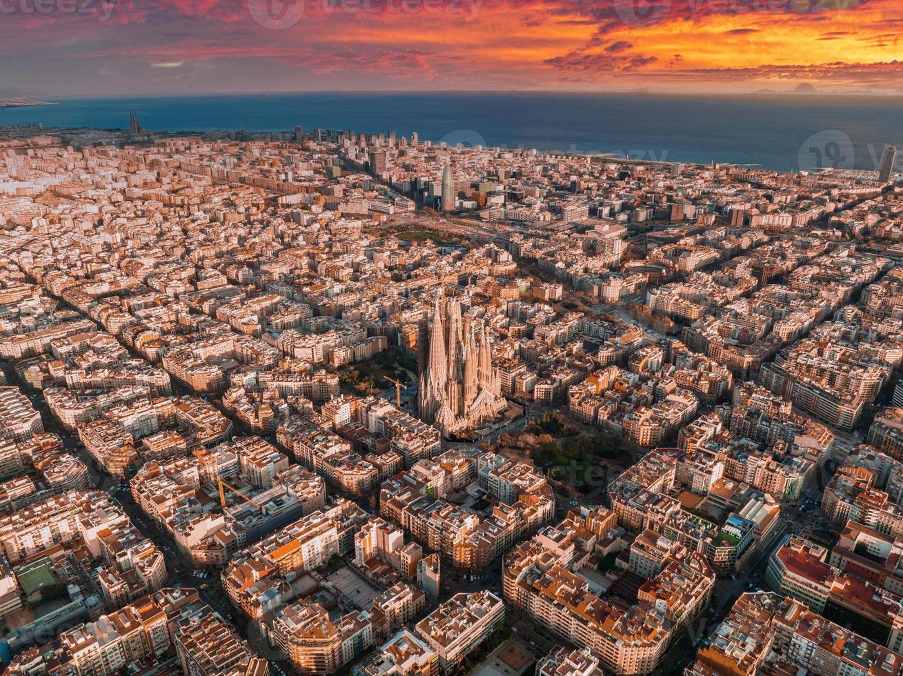 antenn se av barcelona stad horisont och sagrada familia katedral på solnedgång. foto