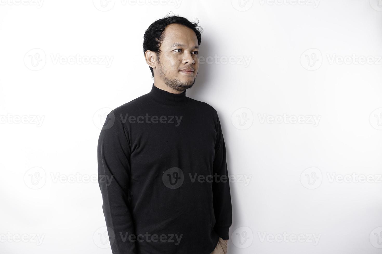 en porträtt av en leende asiatisk man klädd i en svart skjorta, isolerat förbi vit bakgrund foto