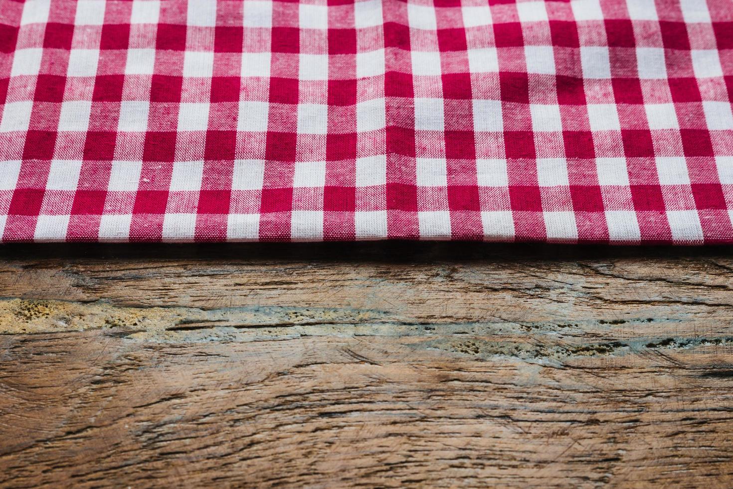 röd tyg bordsduk textil- på trä- bakgrund foto
