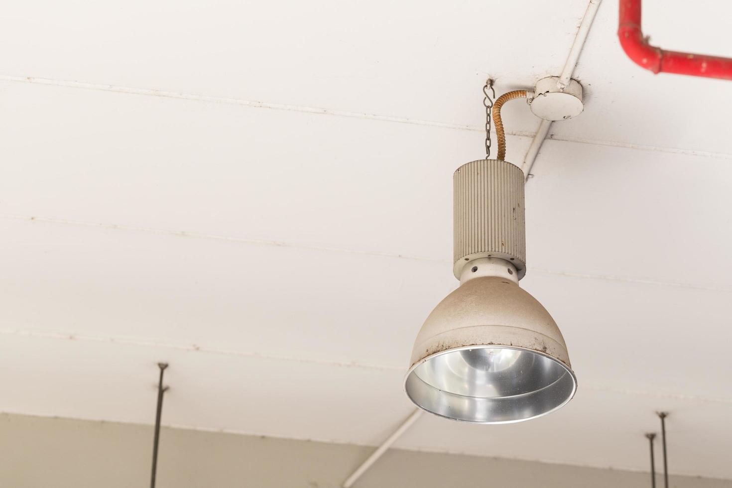 lampa monterad på taket i rummet foto