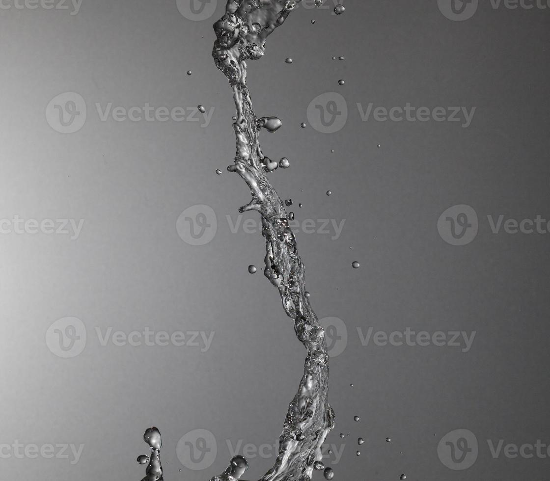 faller vatten på en silver- bakgrund foto