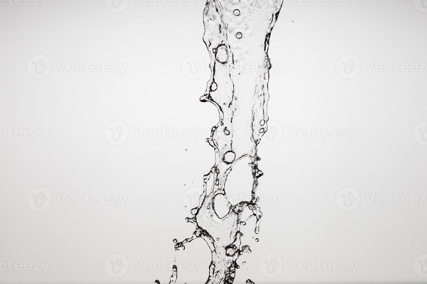 faller vatten på en vit bakgrund foto