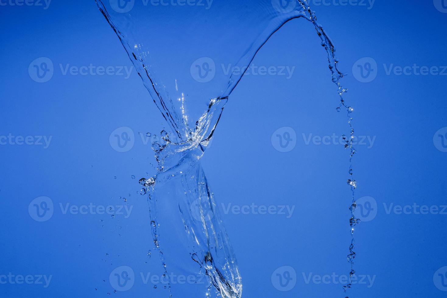faller vatten på en blå bakgrund foto