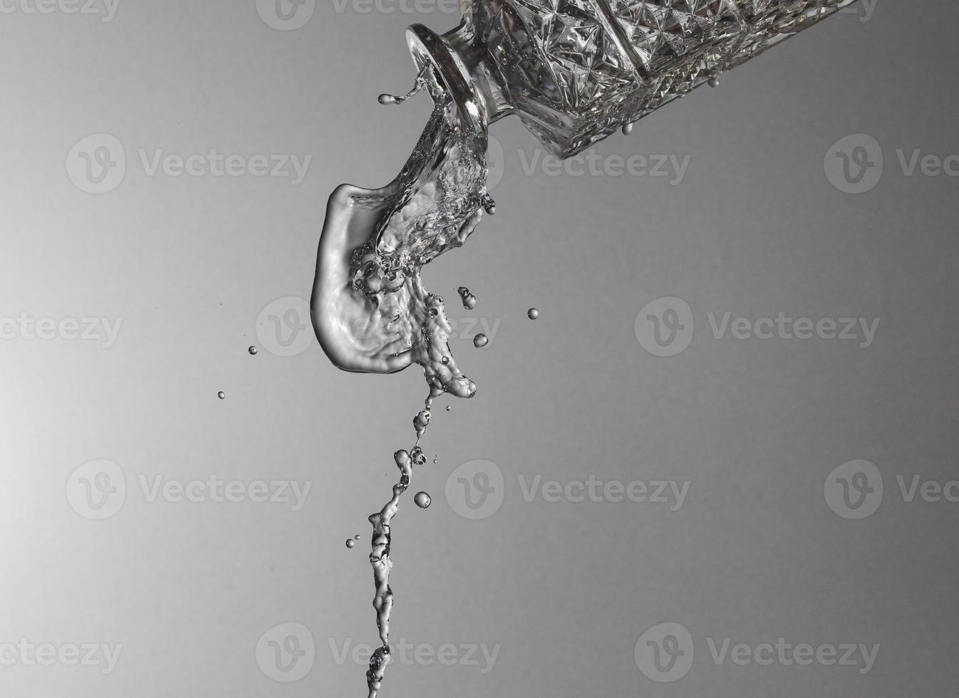 faller vatten på en silver- bakgrund foto