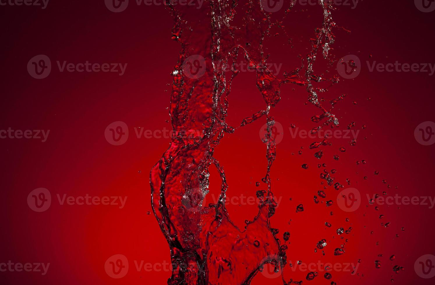 faller vatten på en röd bakgrund foto