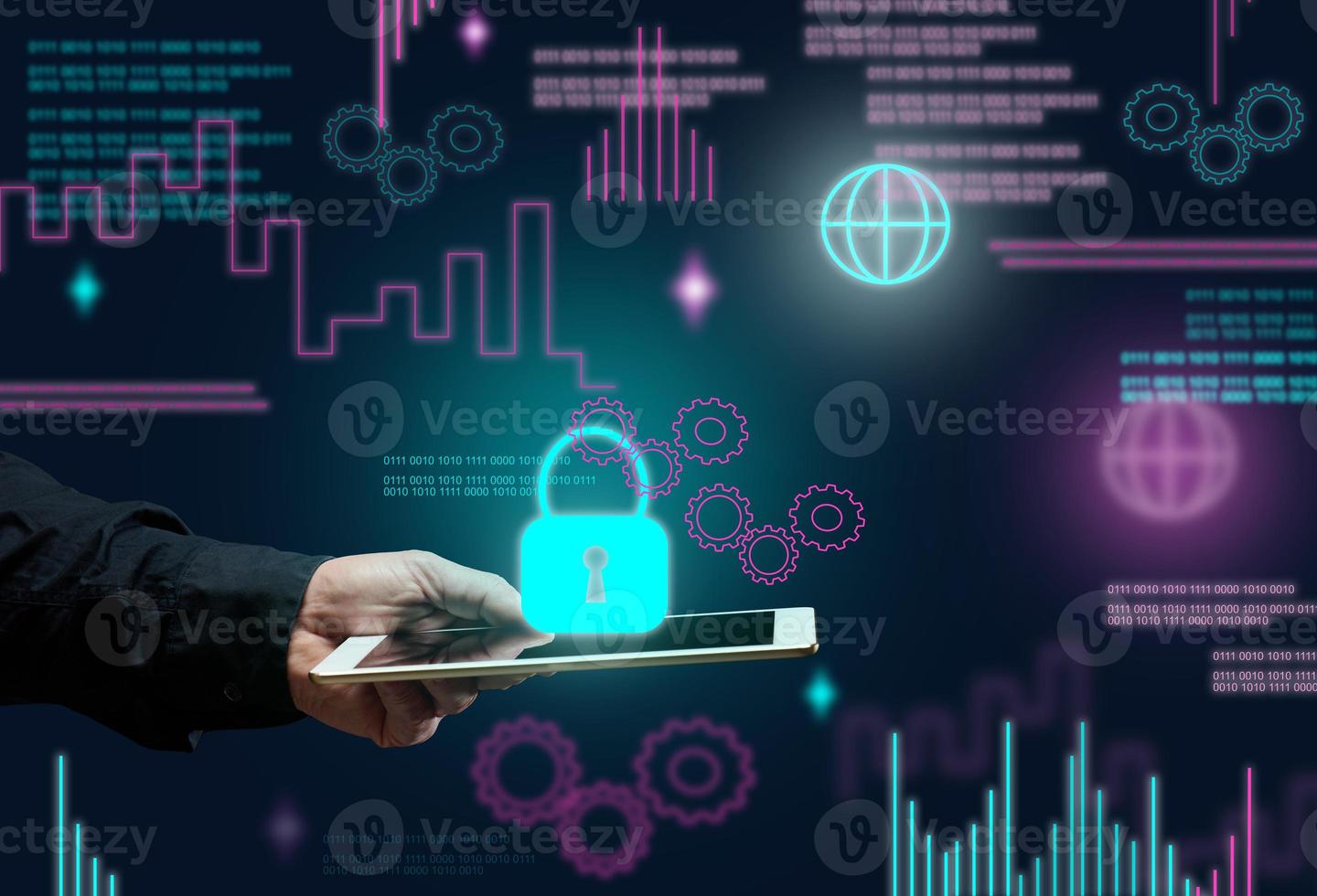 manlig hand innehar ett elektronisk läsplatta och en hänglås tecken på en mörk bakgrund. data skydd begrepp, databas dataintrång. internet säkerhet foto