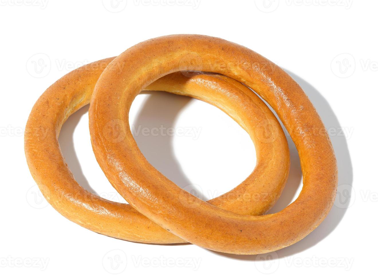 bakad runda bagel tillverkad av vit vete mjöl på en vit isolerat bakgrund foto