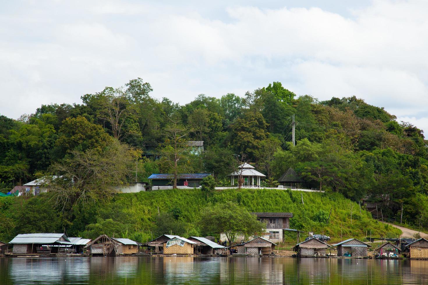 semesterort bredvid en flod i Thailand foto