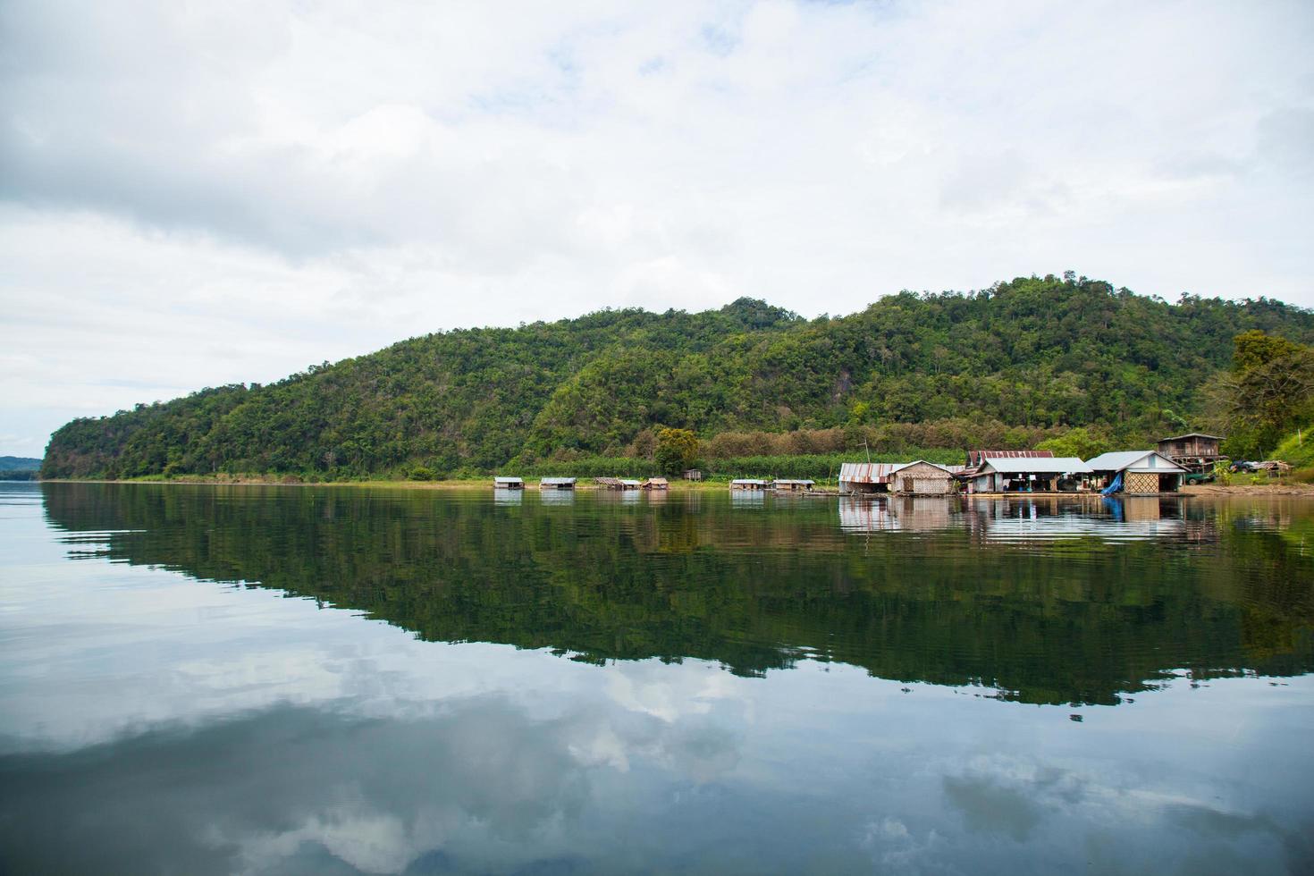 semesterort bredvid en flod i Thailand foto