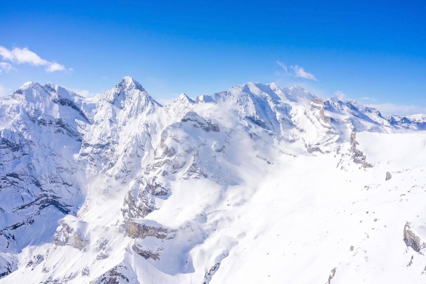 fantastisk utsikt över de schweiziska alperna foto