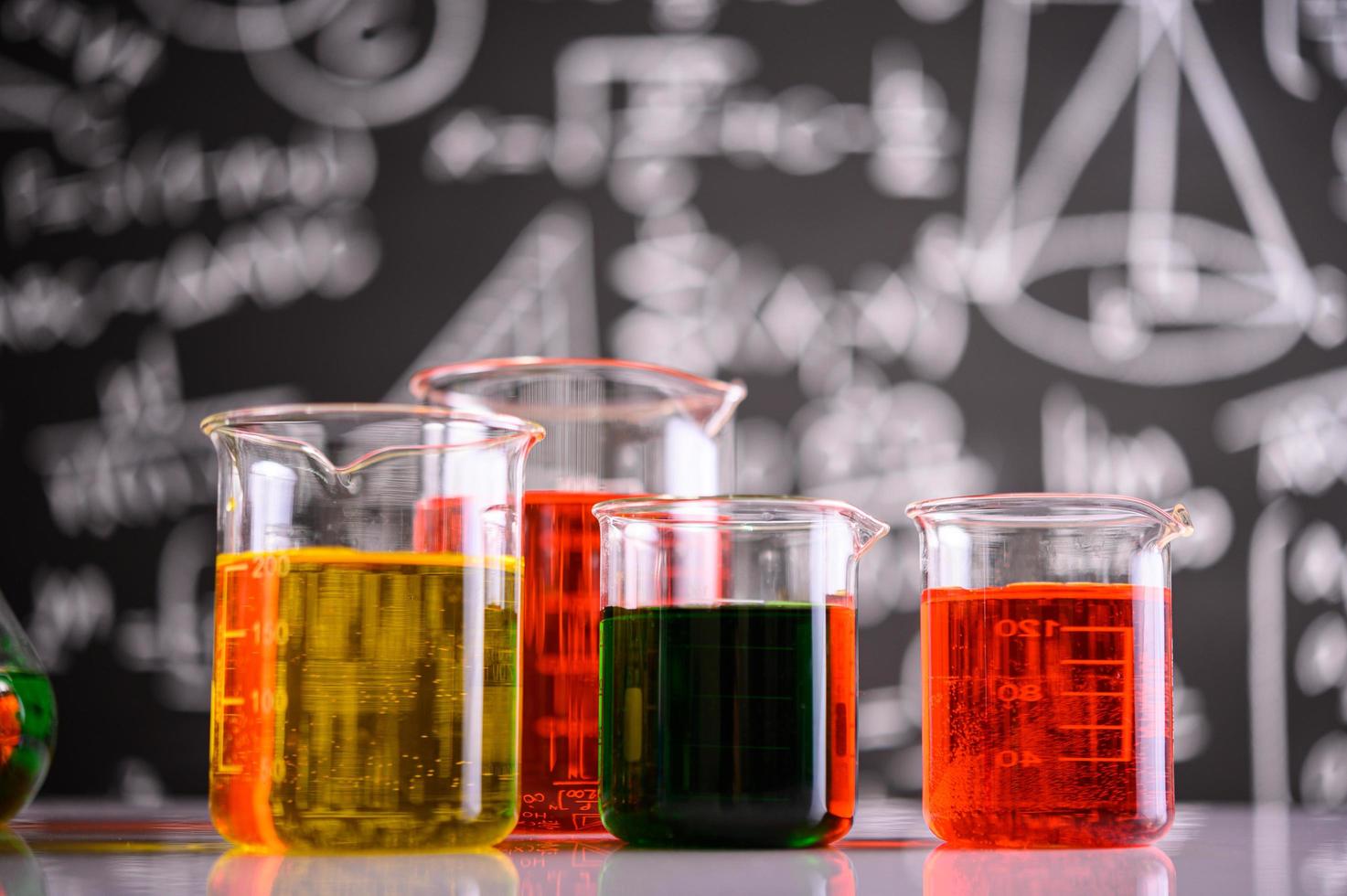 laboratorieglasvaror med olika kemiska färger foto