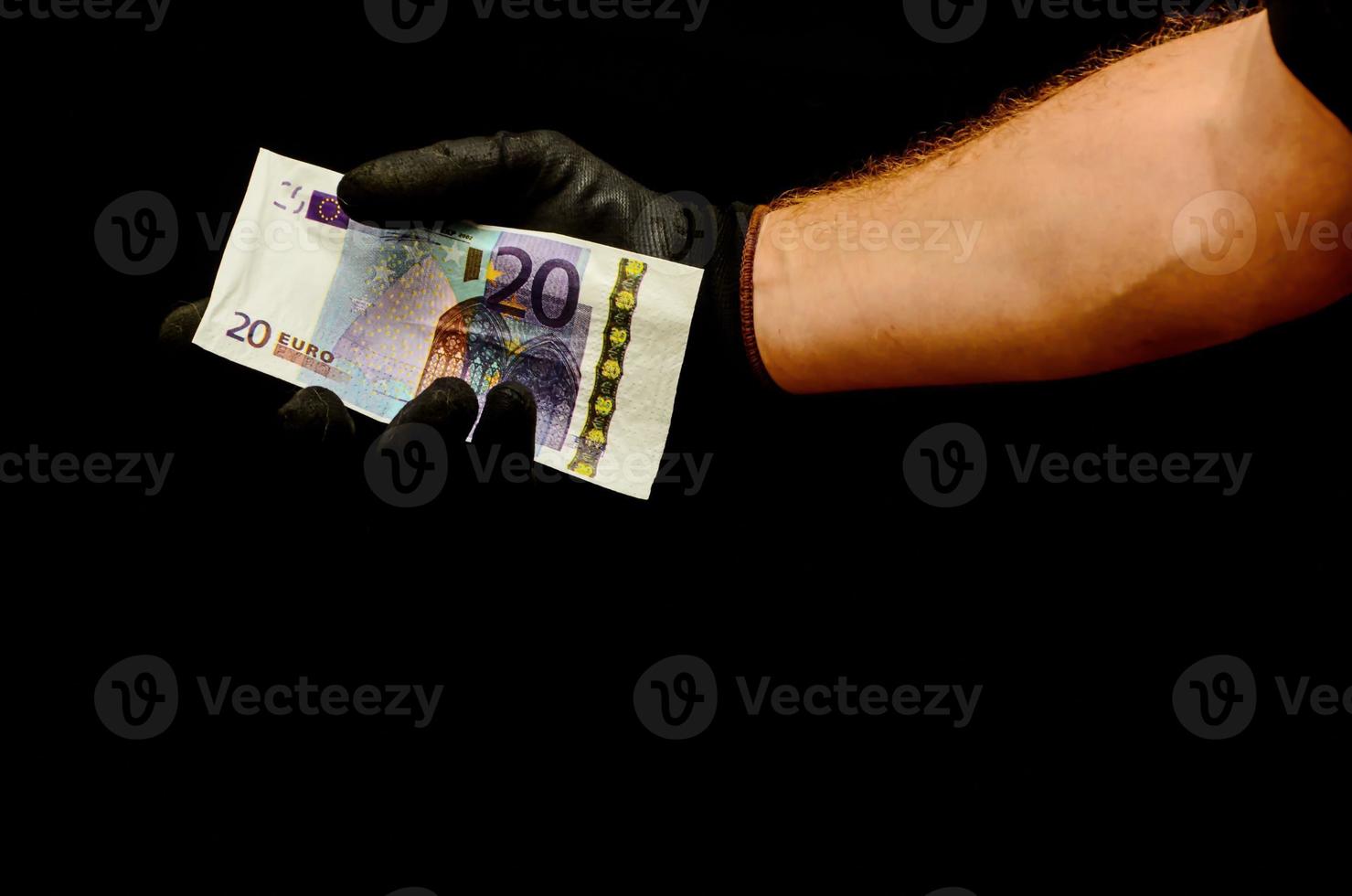 pengar på svart bakgrund foto