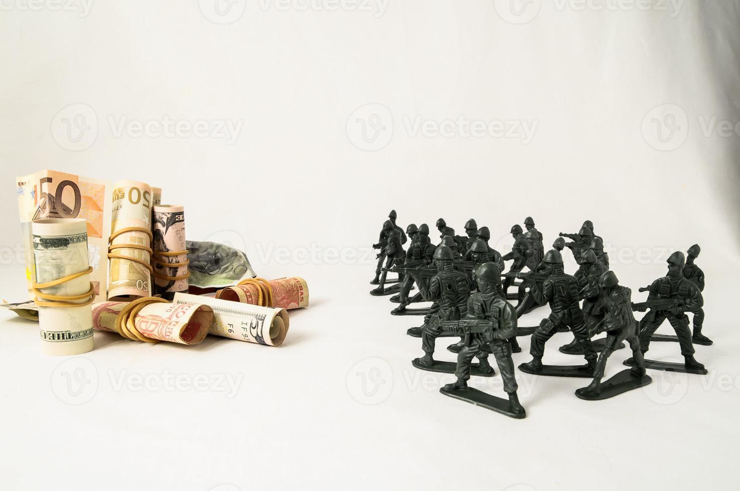 leksak soldater omgivande pengar foto