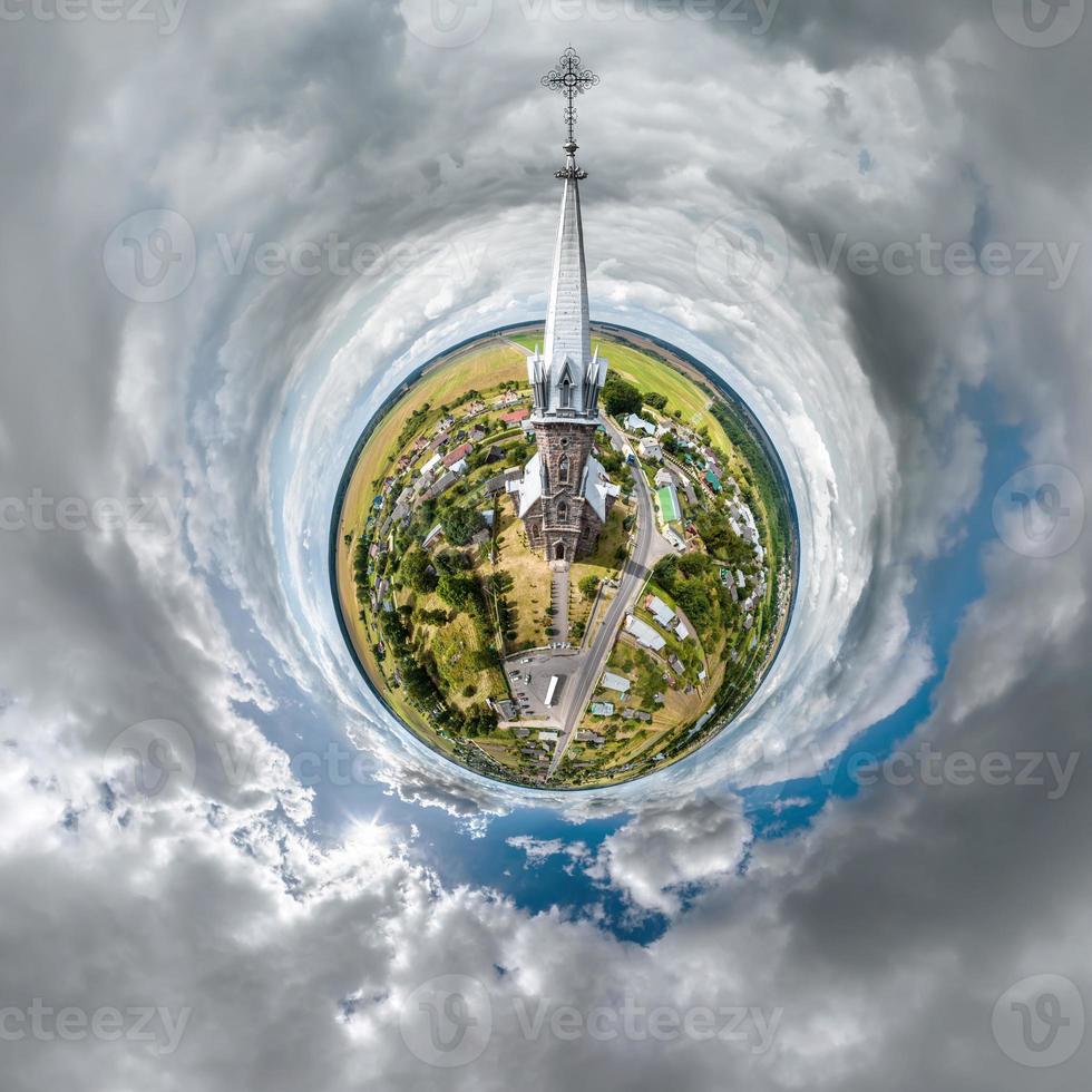 liten planet omvandling av sfärisk panorama 360 grader med kyrka. sfärisk abstrakt antenn på kyrka. krökning av Plats. foto