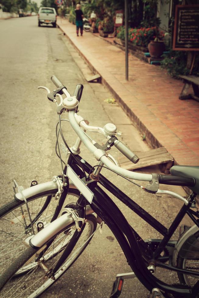 årgång cykel resa vilar i de stad gata på luang prabang, laos. foto