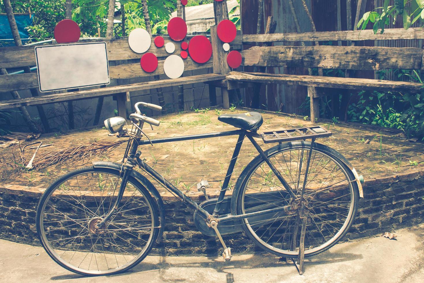 gammal cykel i kaffe affär foto