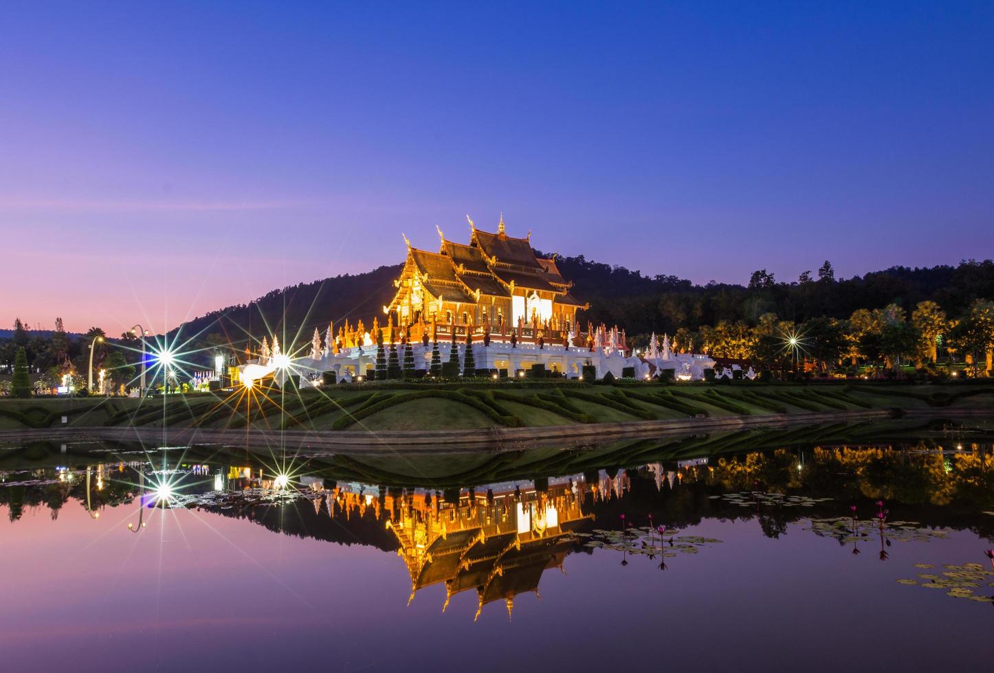 traditionell chiang mai thai arkitektur i de lanna stil kunglig paviljong ho kum luang på kunglig flora expo chiang mai thailand foto