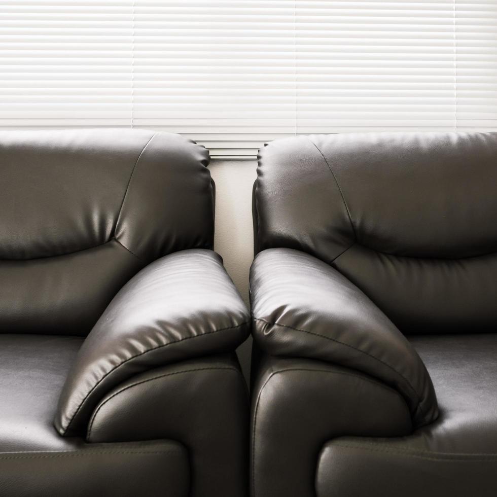 soffa läder svart möbel i levande rum foto