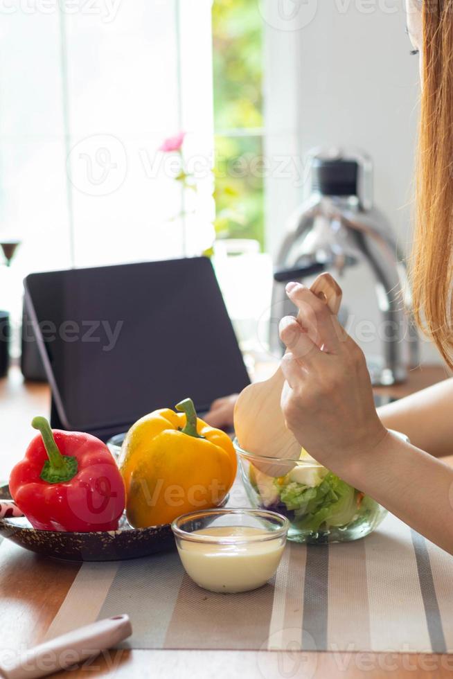 ung kvinna framställning klocka peppar som en frukost ingrediens och redo för friska matlagning och på de tabell där är grönsaker den där är friska organisk Ingredienser. friska mat förberedelse idéer foto