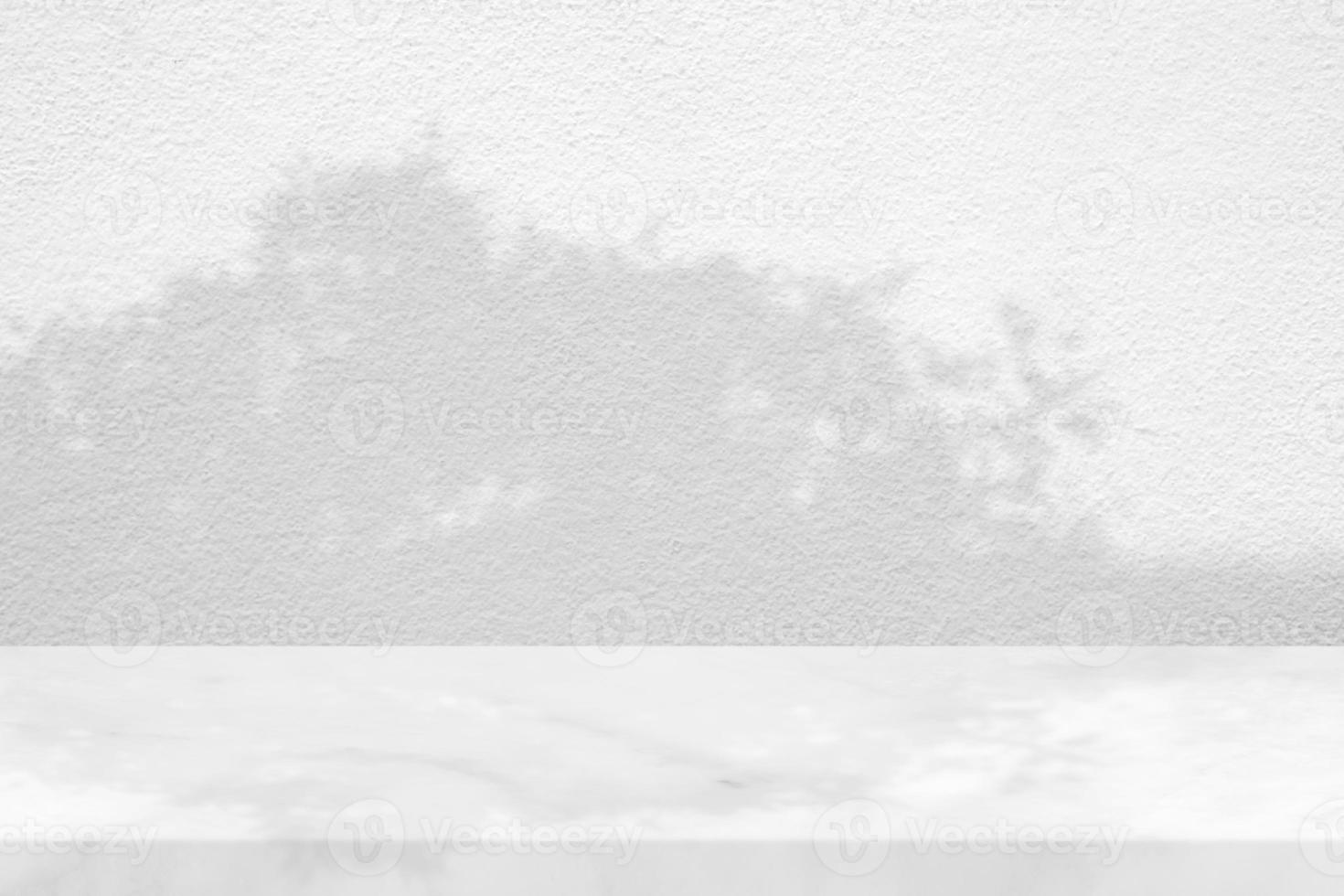 vit marmor tabell med gräs löv skugga på betong vägg textur bakgrund, lämplig för produkt presentation bakgrund, visa, och falsk upp. foto