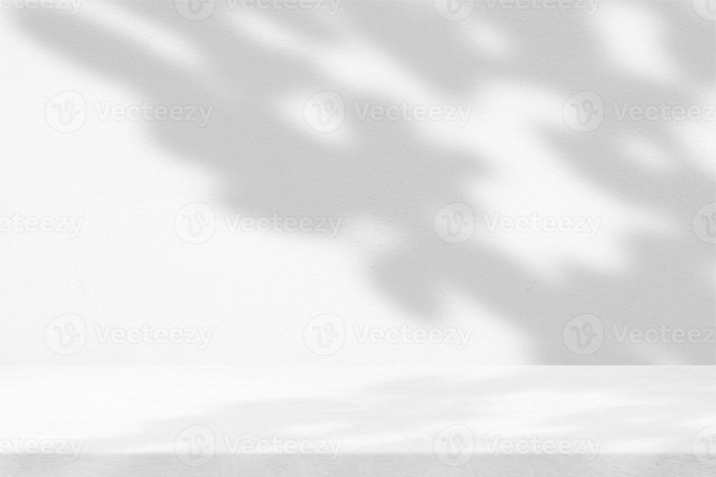 vit trä- tabell med blad skugga på stuck vägg textur bakgrund, lämplig för produkt presentation bakgrund, visa, och falsk upp i minimal stil. foto