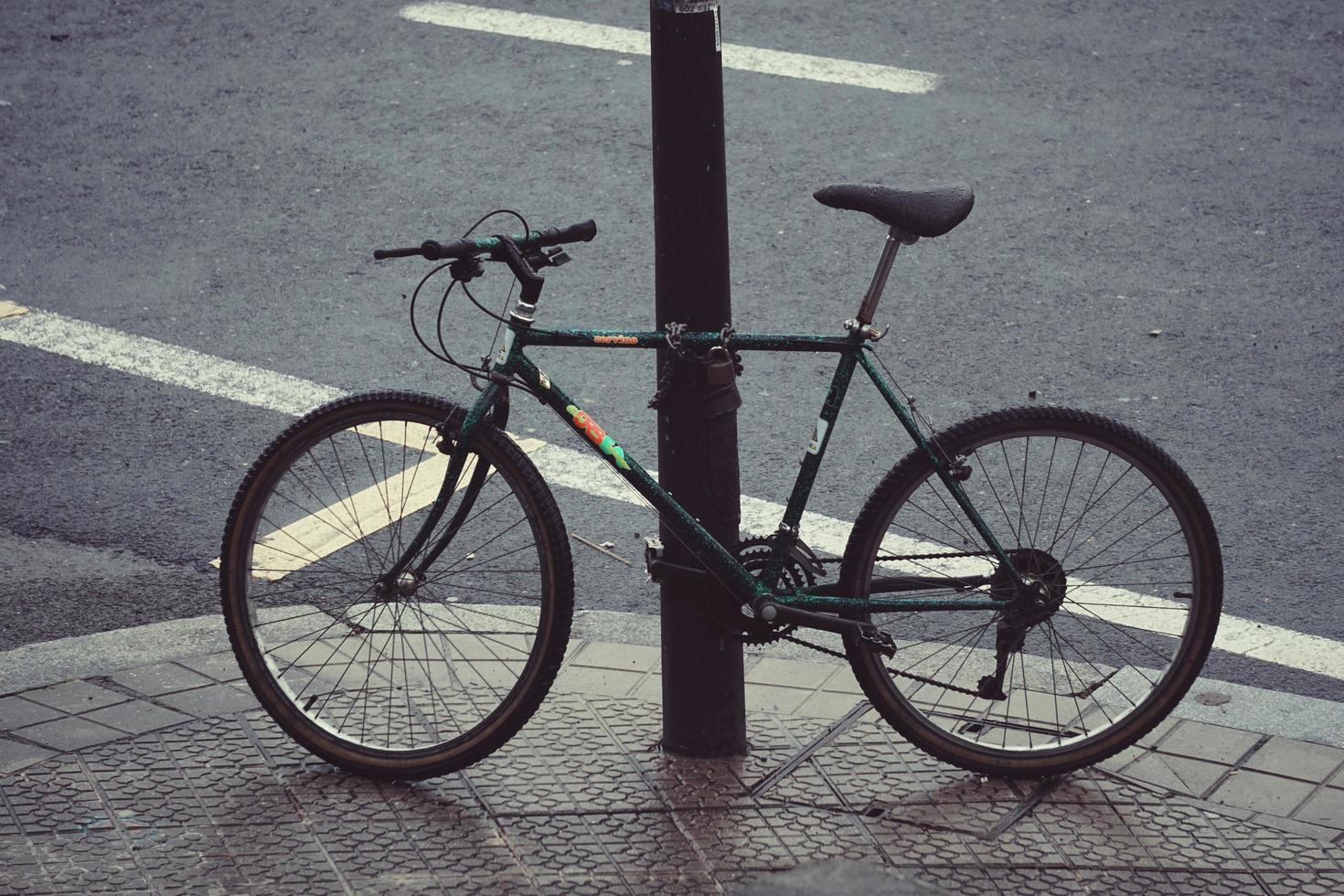 cykel kedjad till en stolpe foto