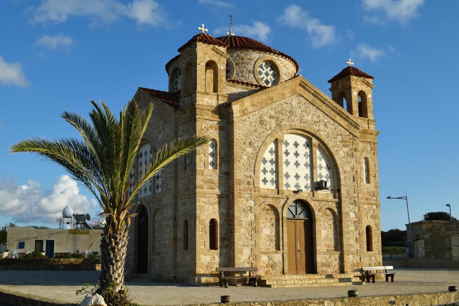 st. georgios kyrka. ortodox kyrka och handflatan träd i cypern foto