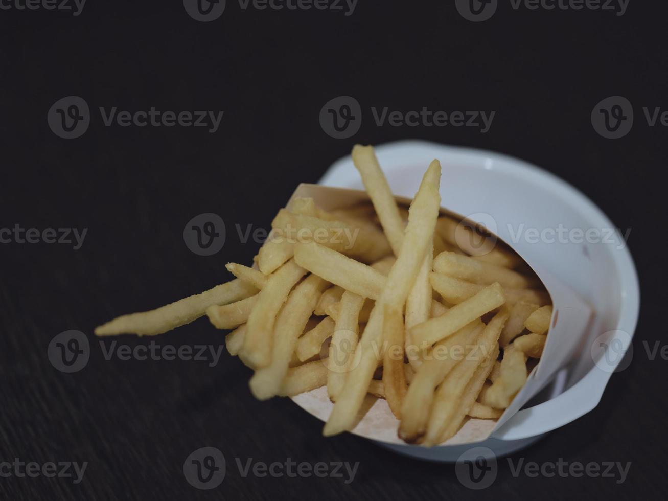 franska frites eller potatis fritera på svart trä . kopia för Plats foto