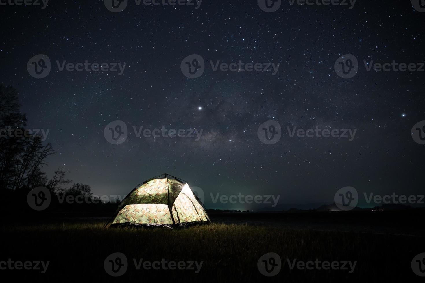 tält under en stjärnhimmel foto
