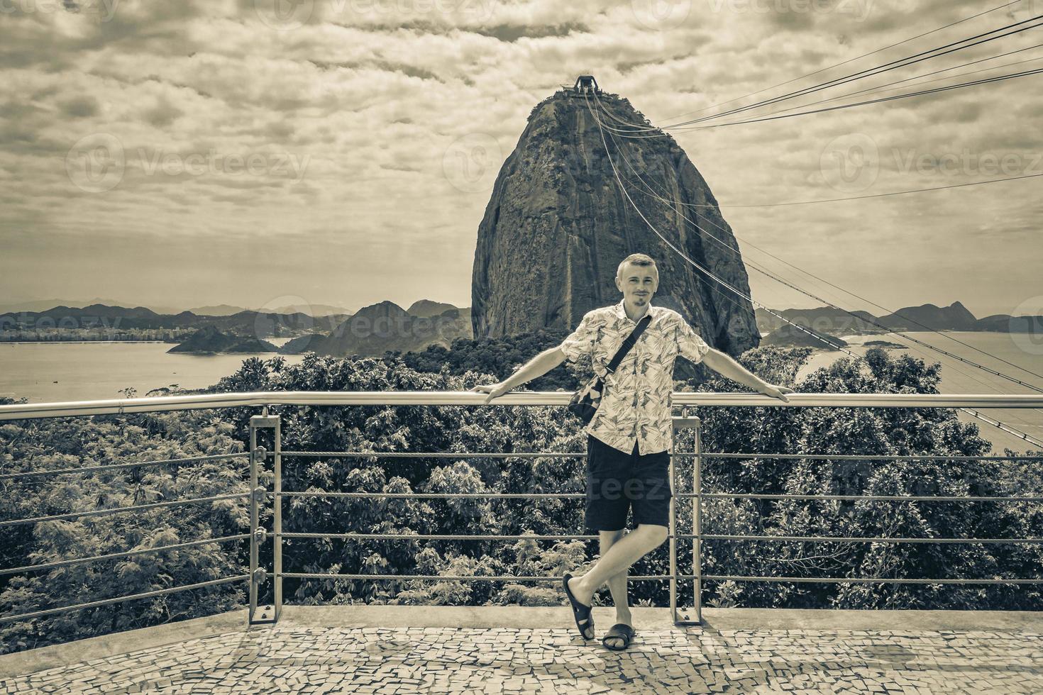 turistresenären poserar på sugarloaf mountain rio de janeiro brasilien. foto