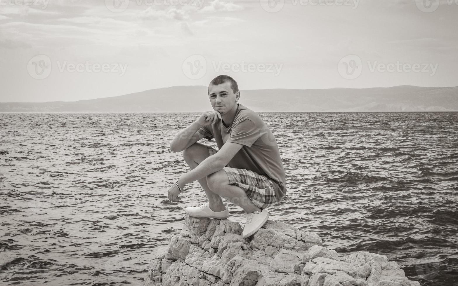 ung manlig modell på medelhavs landskap i novi vinodolski kroatien. foto