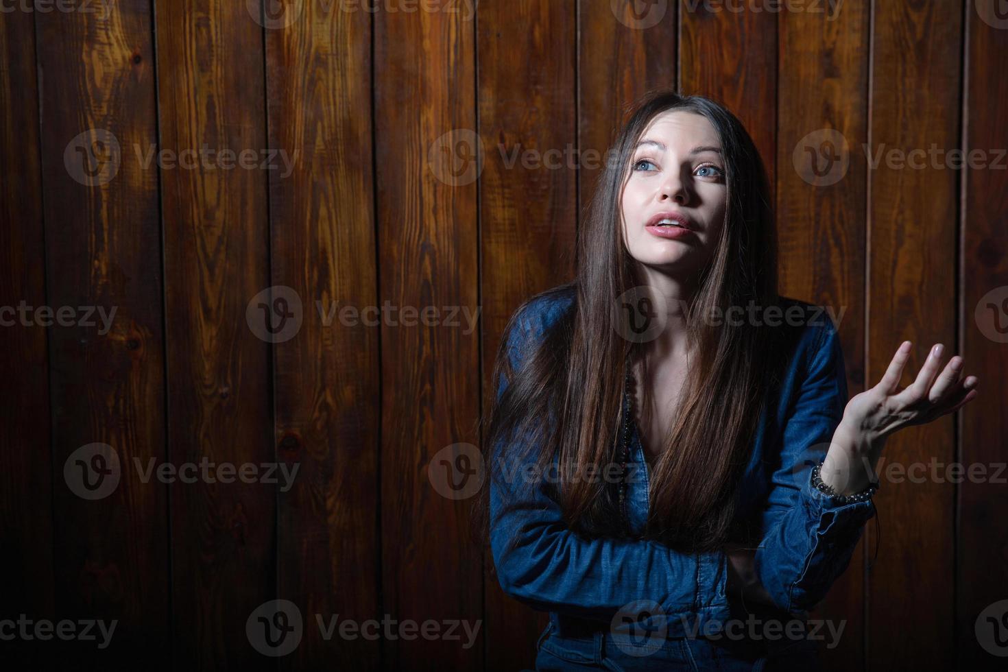 ung brunett klädd i denim overall foto