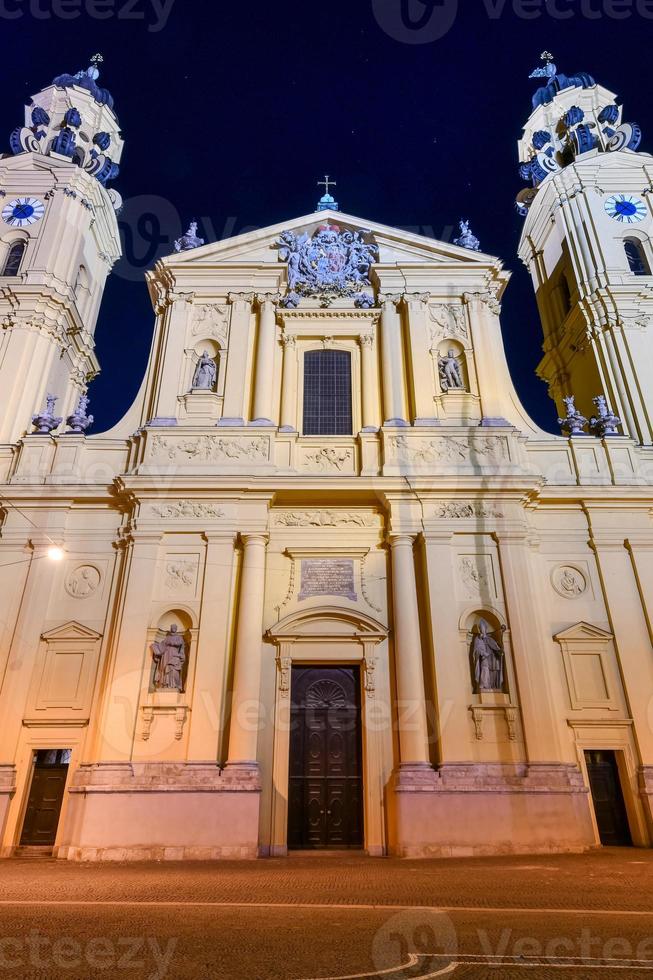 München, Tyskland - juli 19, 2021, främre se av theatinerkirche theatine kyrka av st. cajetan på natt. katolik kyrka, invigt 1675. barock arkitektur. ett av Münchens mest känd kyrkor. foto