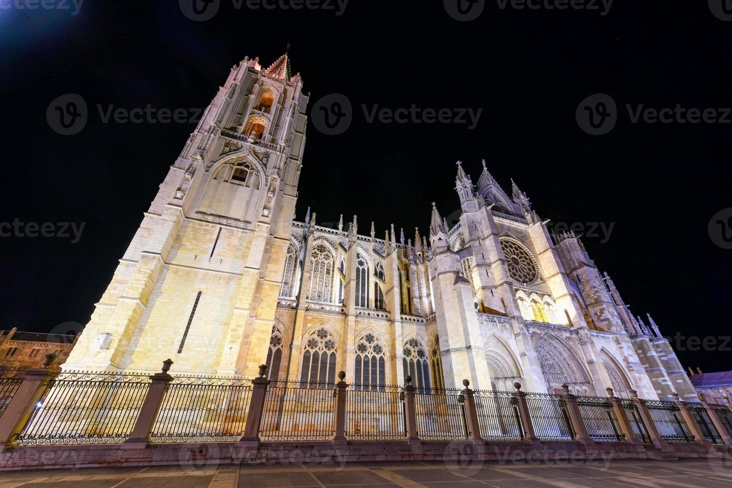 huvud gotik Fasad av leon katedral i de kväll, Spanien foto