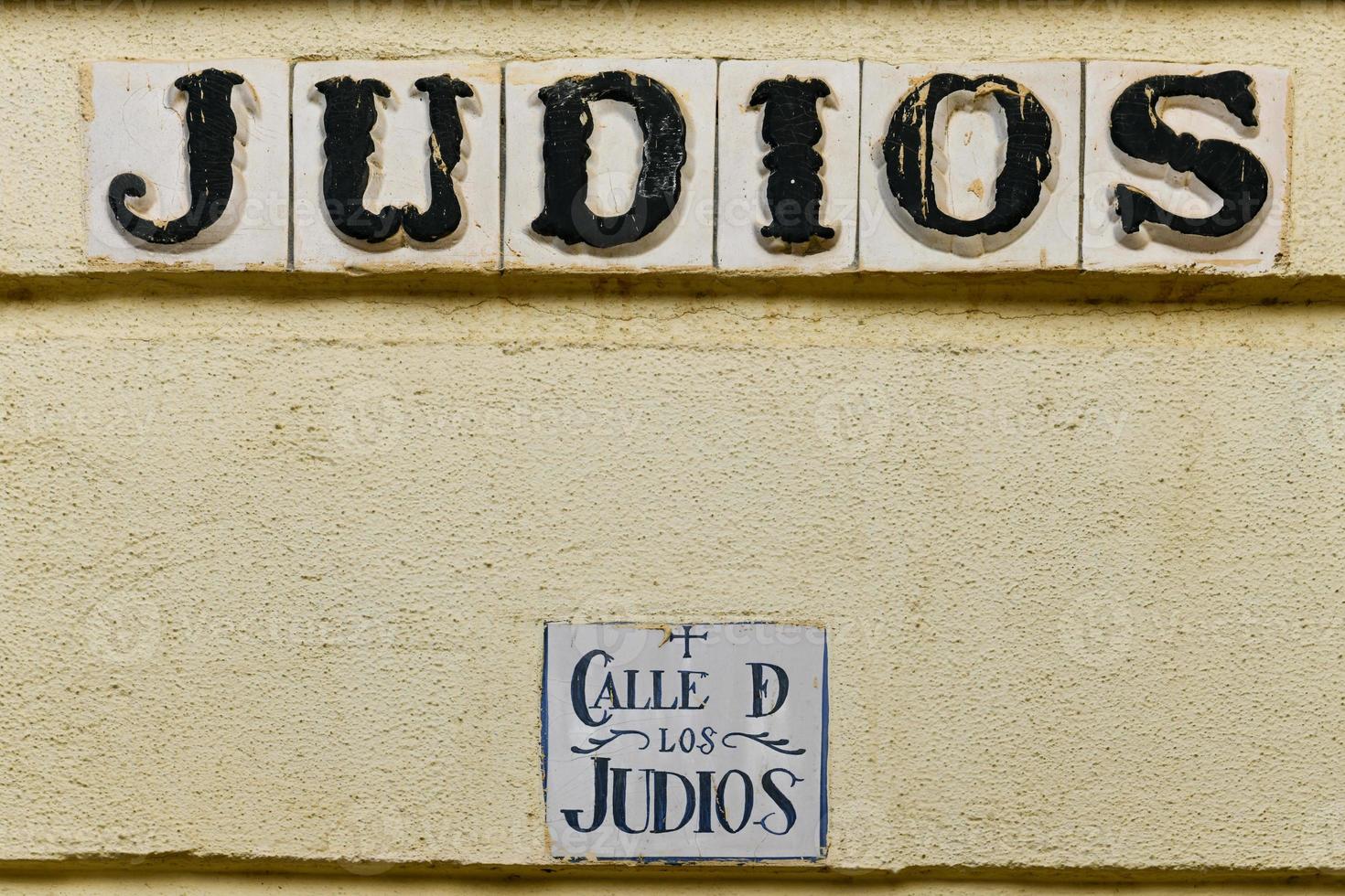 en gata tecken till de ingång av de jewish fjärdedel i Cordoba, Spanien inskriven med gata av de judar. foto